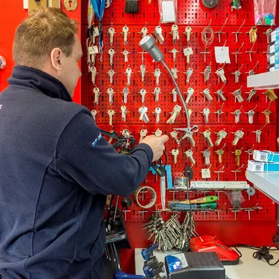 Ślusarz Poznań - Pogotowie zamkowe, Awaryjne otwieranie drzwi, montaż zamka Gerda